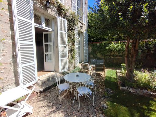 Apéritif à l'ombre du houx