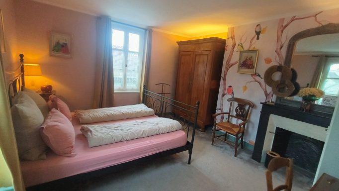 chambre des Marquises, lit queensize et salle d'eau